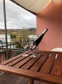 Blick mit Wein auf dem Balkon